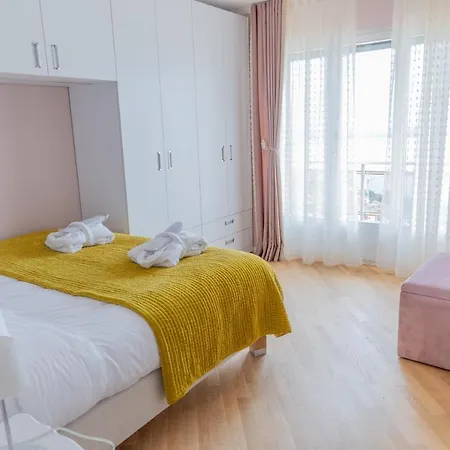 Four Bedroom Lake View-montreux *